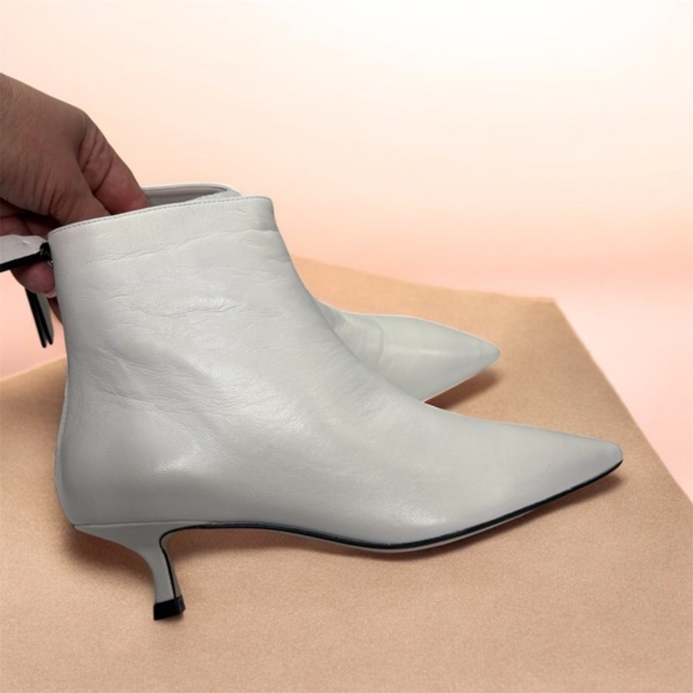 Stuart Weitzman NWOB Chic White Ankle Booties w Pointed Toe and Kitten Heel